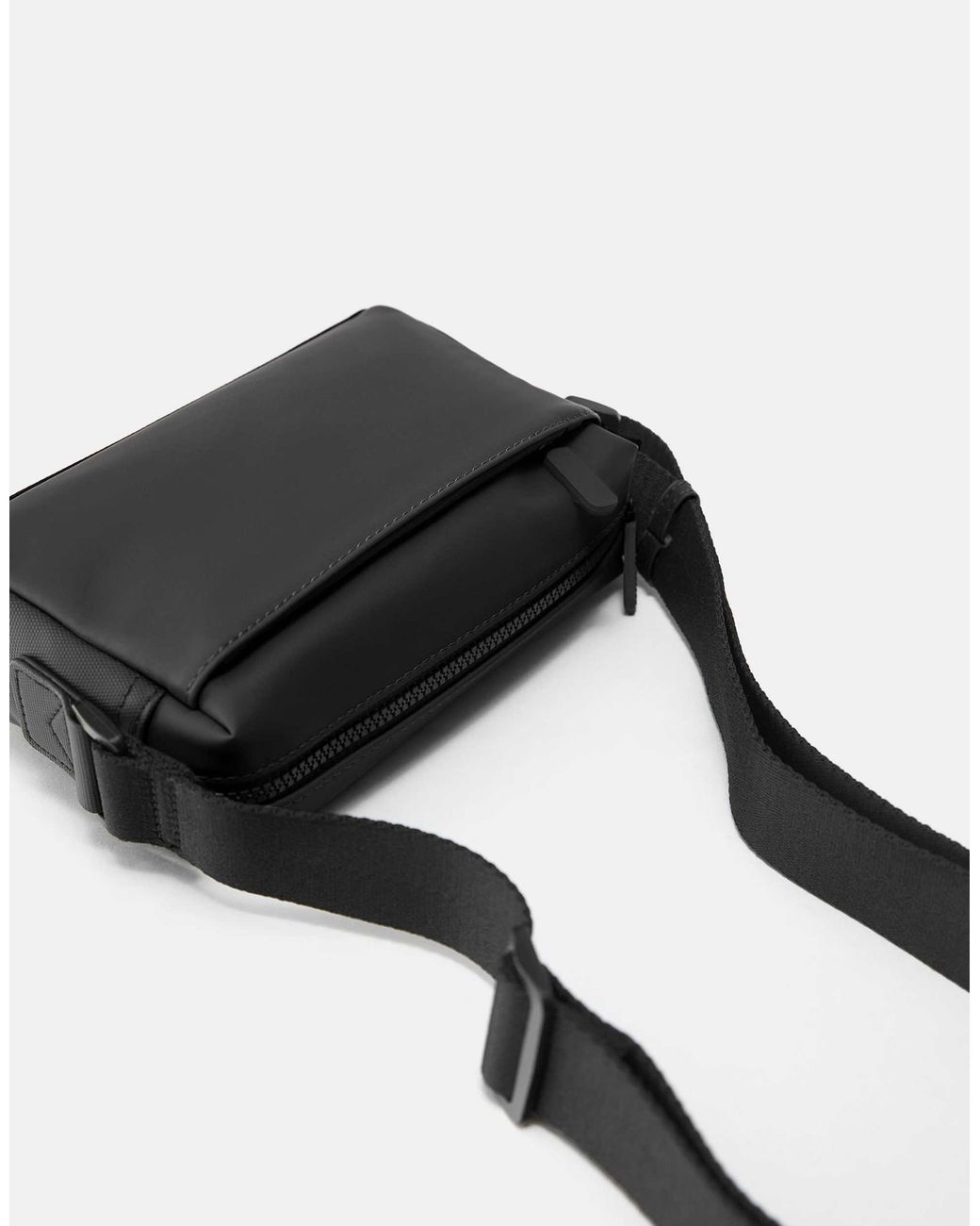Pull&Bear – gummierte umhängetasche in Black für Herren