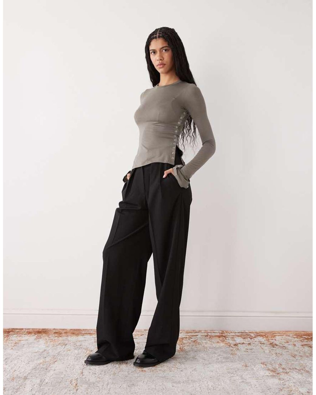 Weekday Aansluitende Top Met Lange Mouwen, Knopen En Asymmetrische Zoom in het Gray