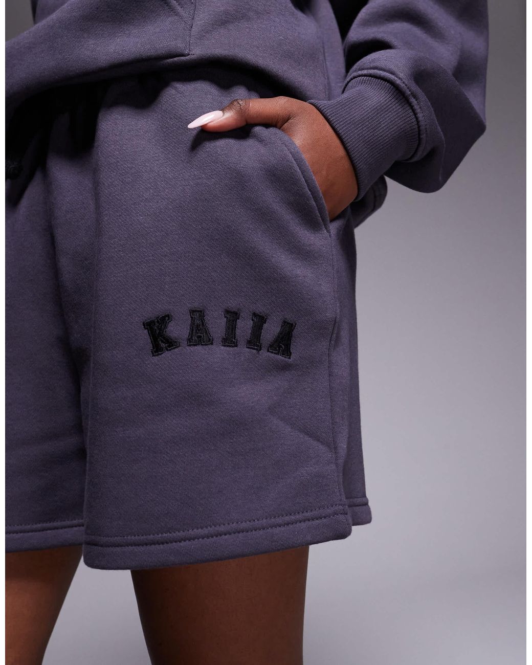 Short d'ensemble molletonné en coton mélangé avec logo brodé - foncé Kaiia en coloris Blue