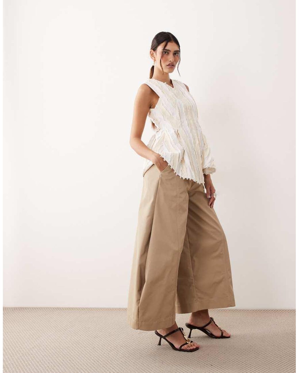 ARRANGE Natural Extreme Cropped Barrel Pants