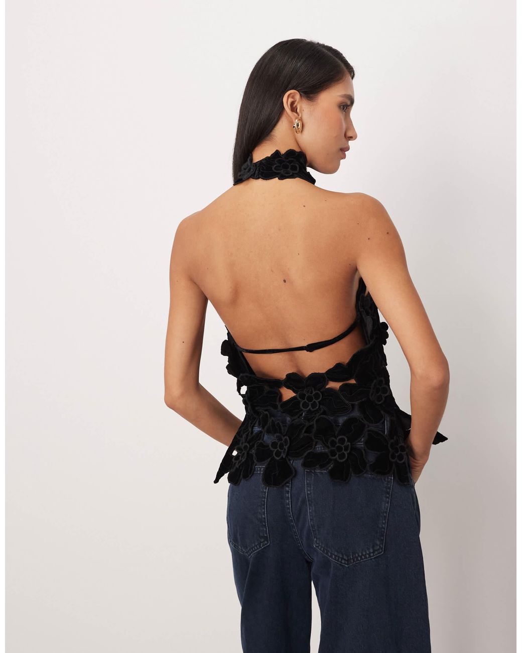 ARRANGE Black – besticktes, hochgeschlossenes samt-oberteil