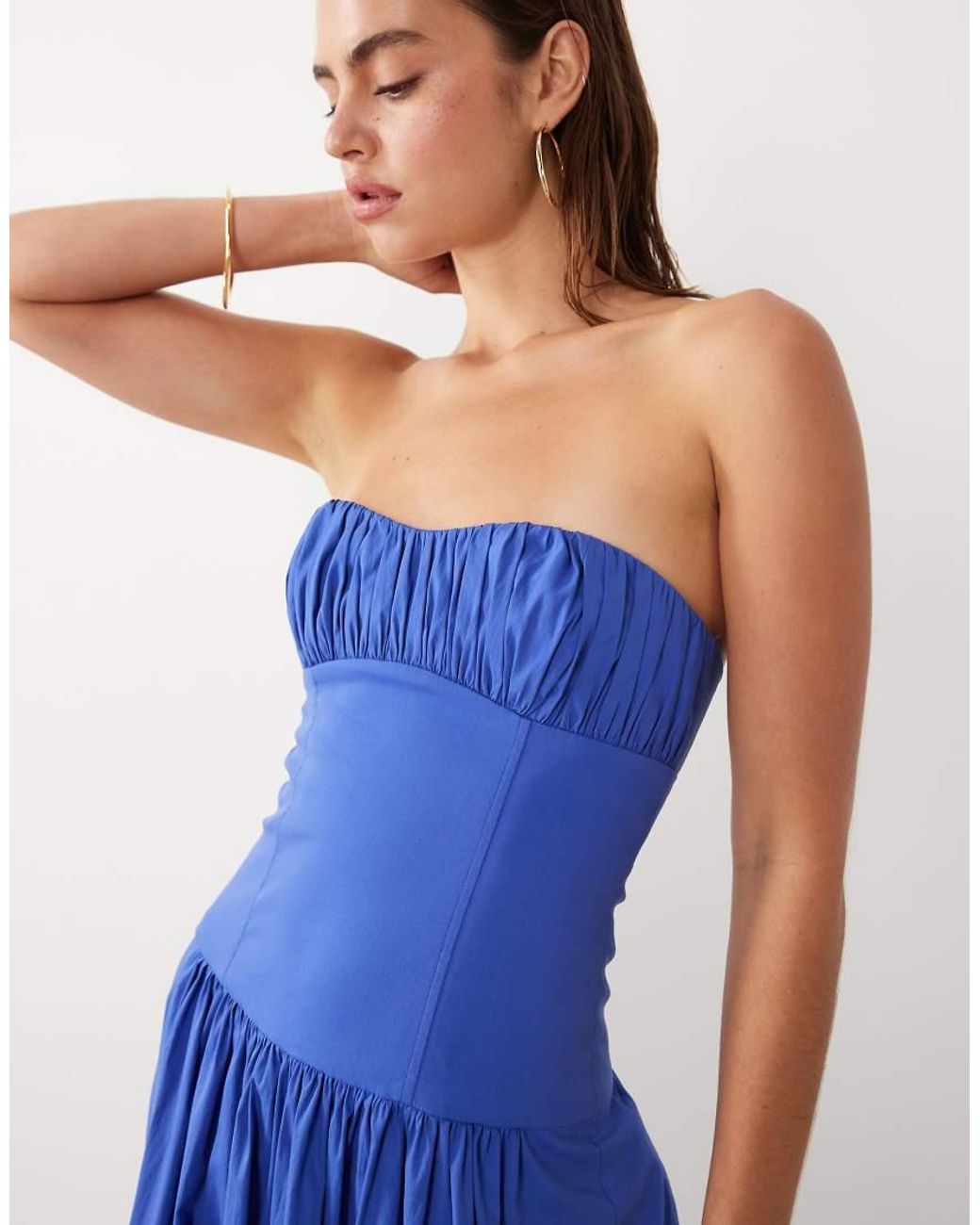 Mango Starring Hailey Bieber in het Blue