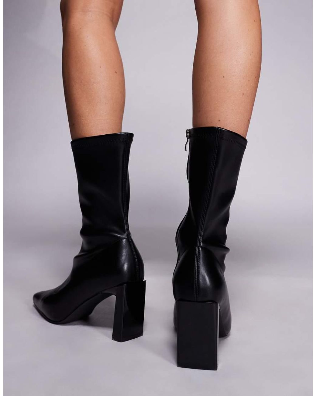 Robert di Public Desire in Black
