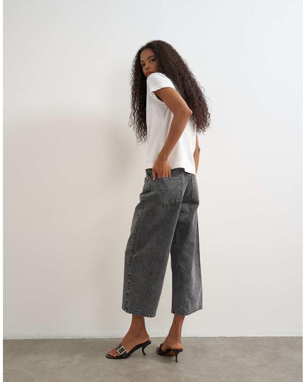 TOPSHOP Black Relaxed Mid Rise Crop Jean