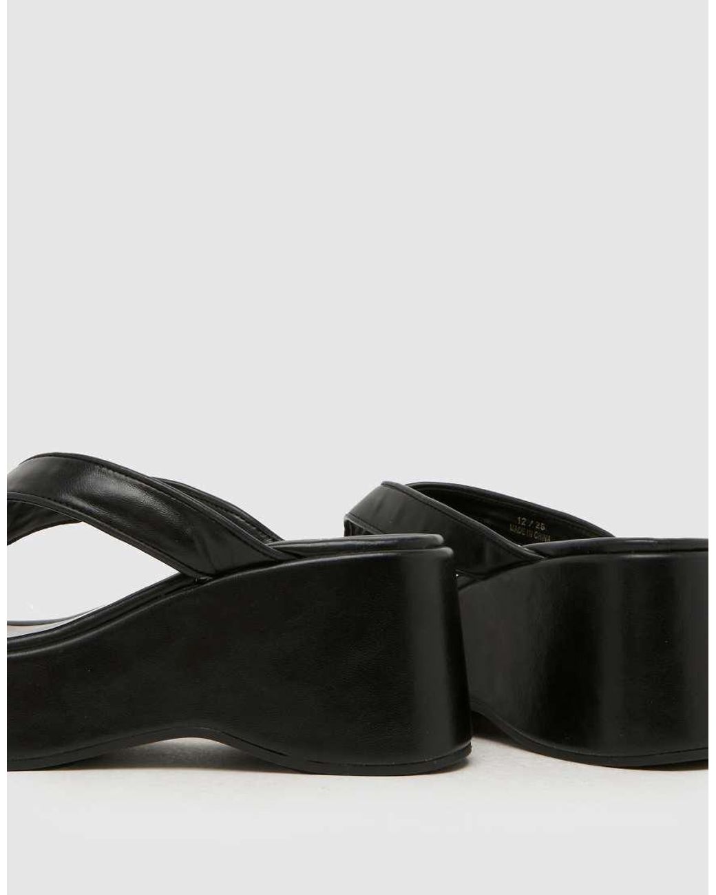 Schuh Black Tonio Flatform Toe Thong Sandal