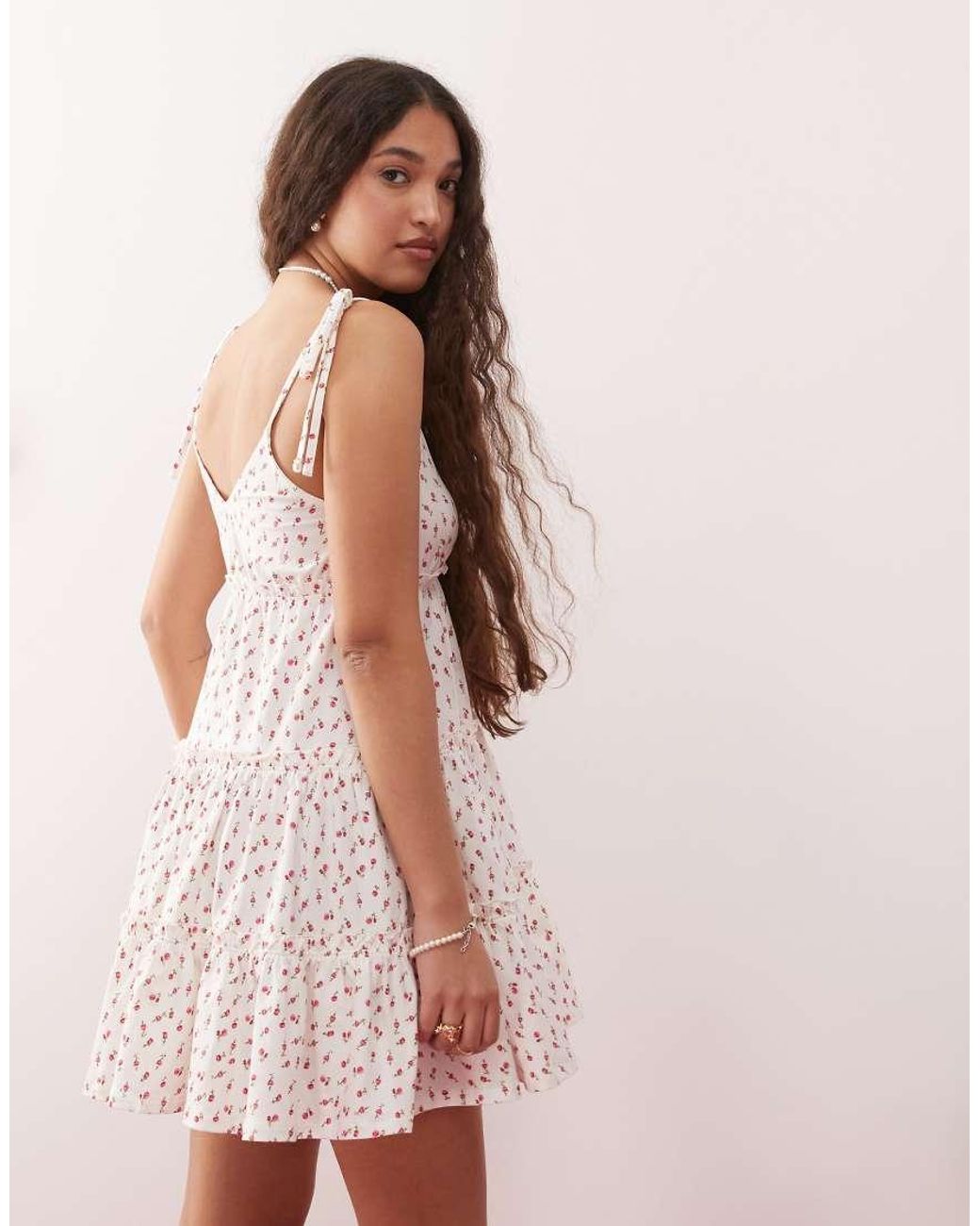 Vestito Corto Stile Grembiule A Balze Con Stampa di Miss Selfridge in Pink