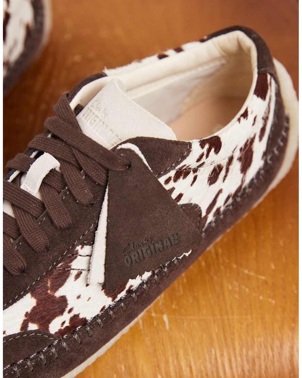 Tor Low Sneakers Basse Con Stampa Mucca di Clarks in Brown