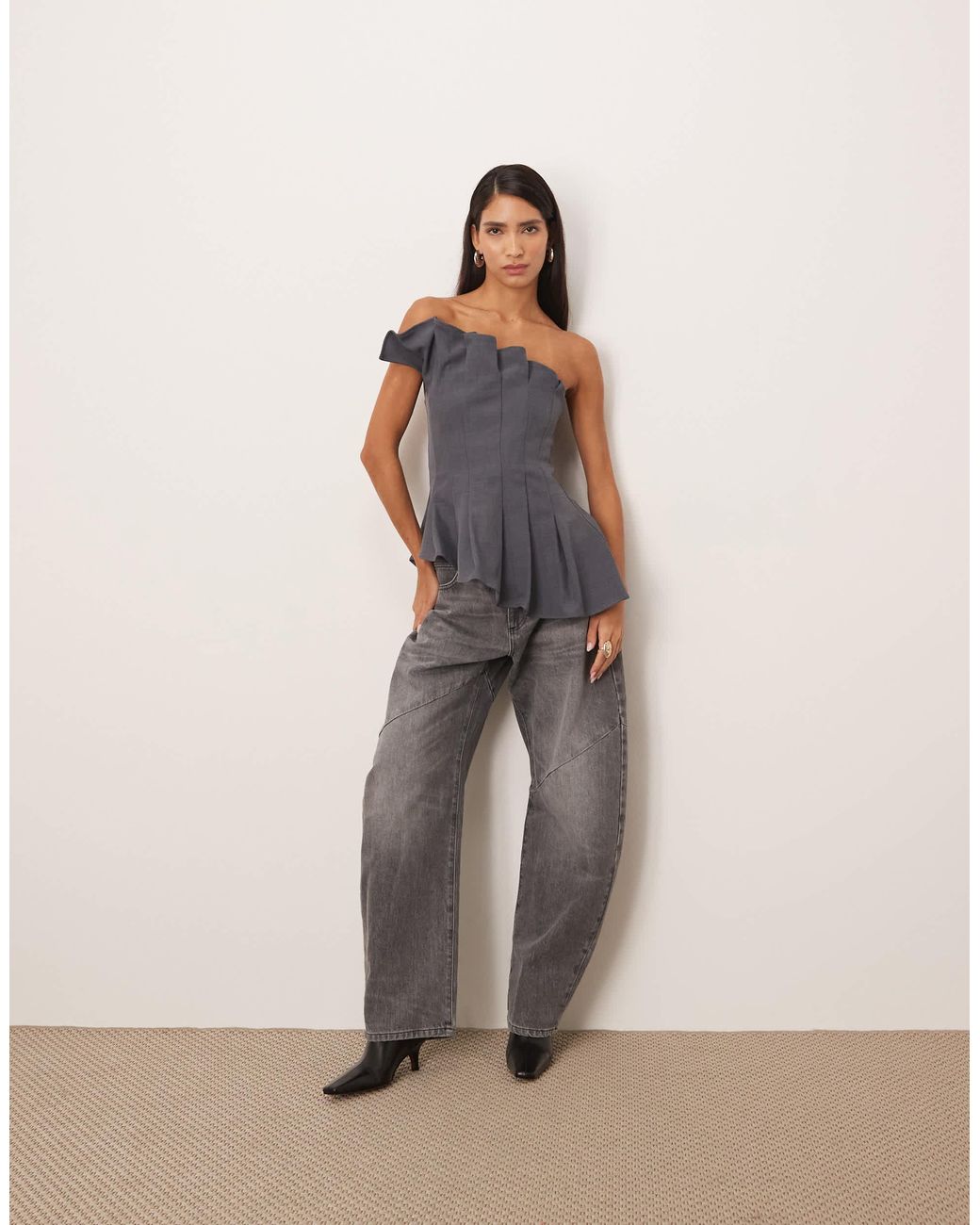 ARRANGE Gray – trägerloses, figurbetontes longline-oberteil