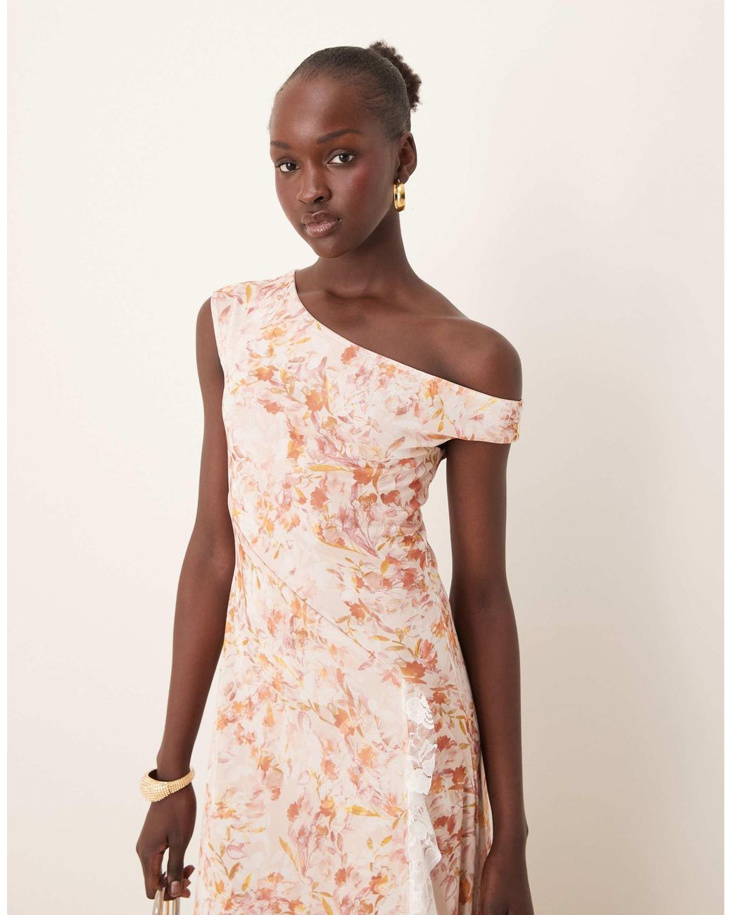 Robe longue asymetrique a petites fleurs avec ourlet en pointe en dentelle melangee ASOS en coloris Neutre Lyst