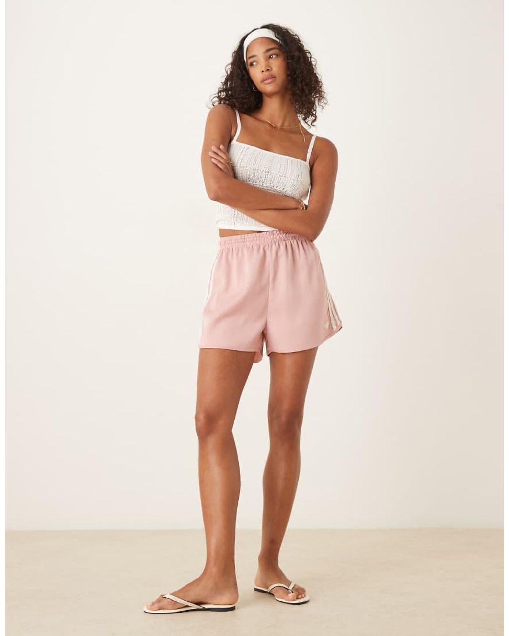 Adidas Originals Renshorts Van Satijn Met Ruches En 3 Strepen in het Pink
