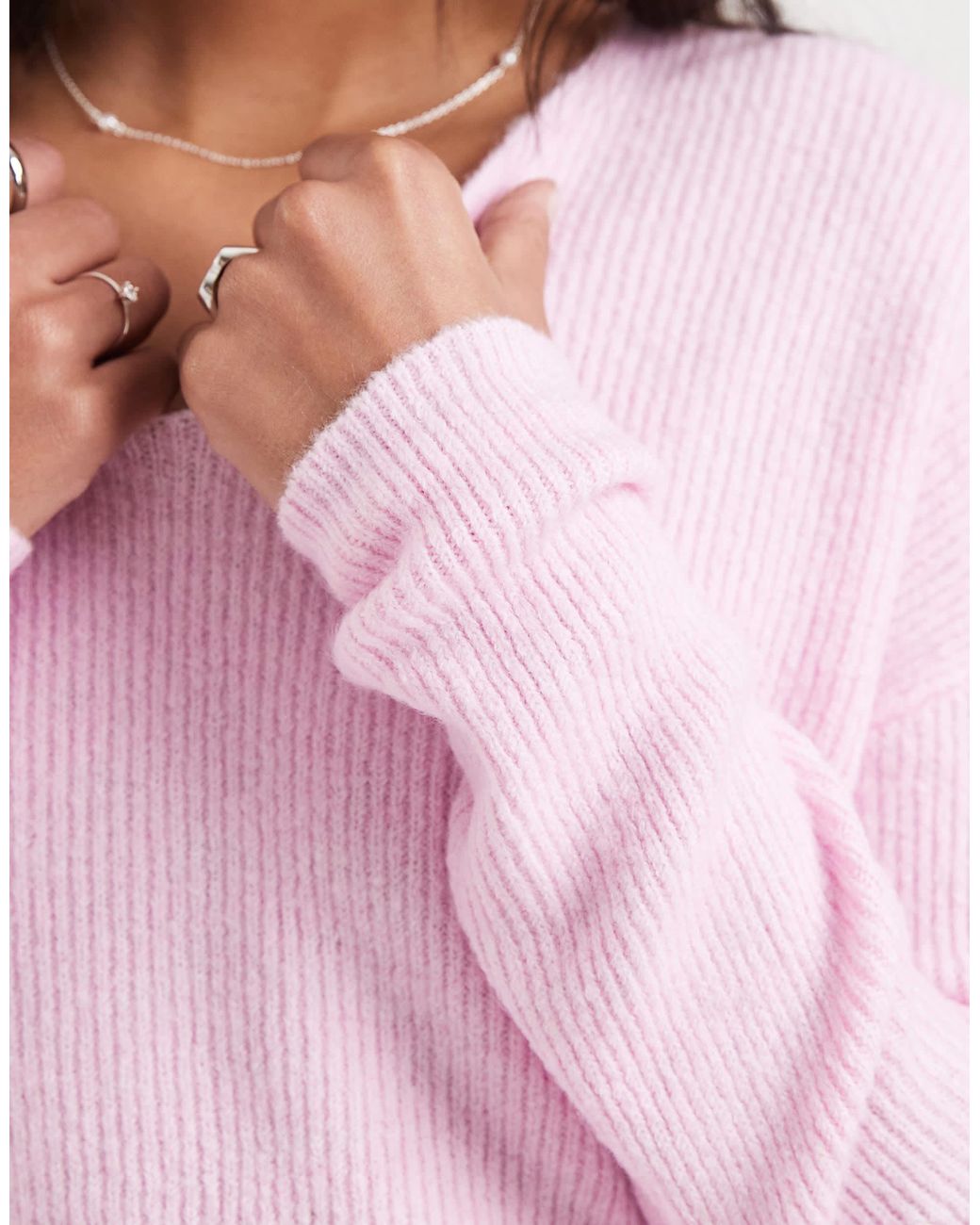 Pull souple à col v - clair ONLY en coloris Red