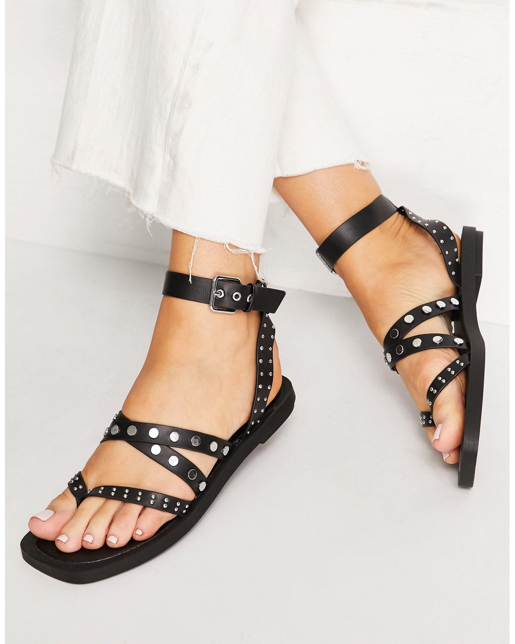 Tale - sandales plates cloutées à entredoigt et lanières Schuh en coloris  Noir | Lyst