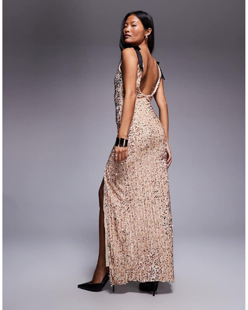 TFNC London Premium Maxi-Jurk Met V-Achterkant, Gestrikte Schouders En Lovertjes in het Metallic