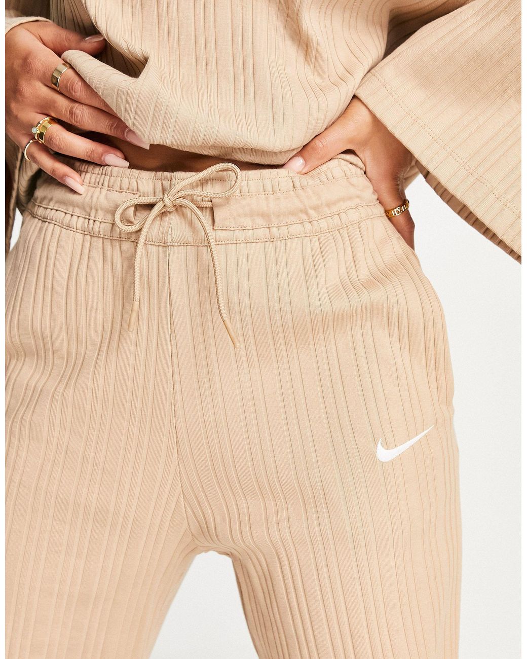 Nike Plus - Pantalon de jogging large taille haute avec petit logo virgule  - Noir et voile