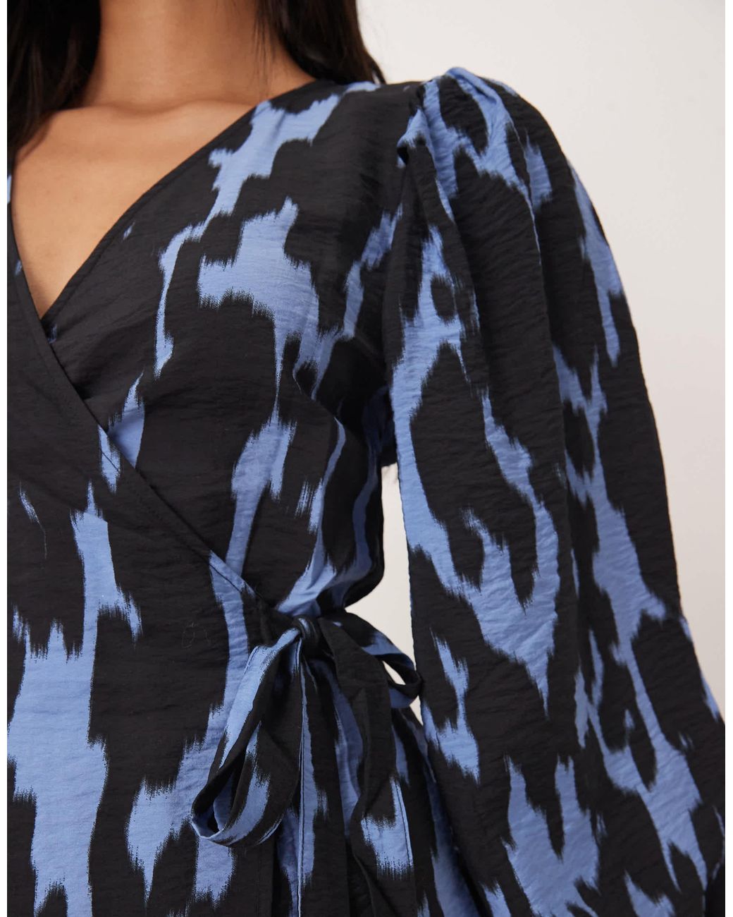 Jdy Blue – wickelbluse mit blau-em, abstraktem muster