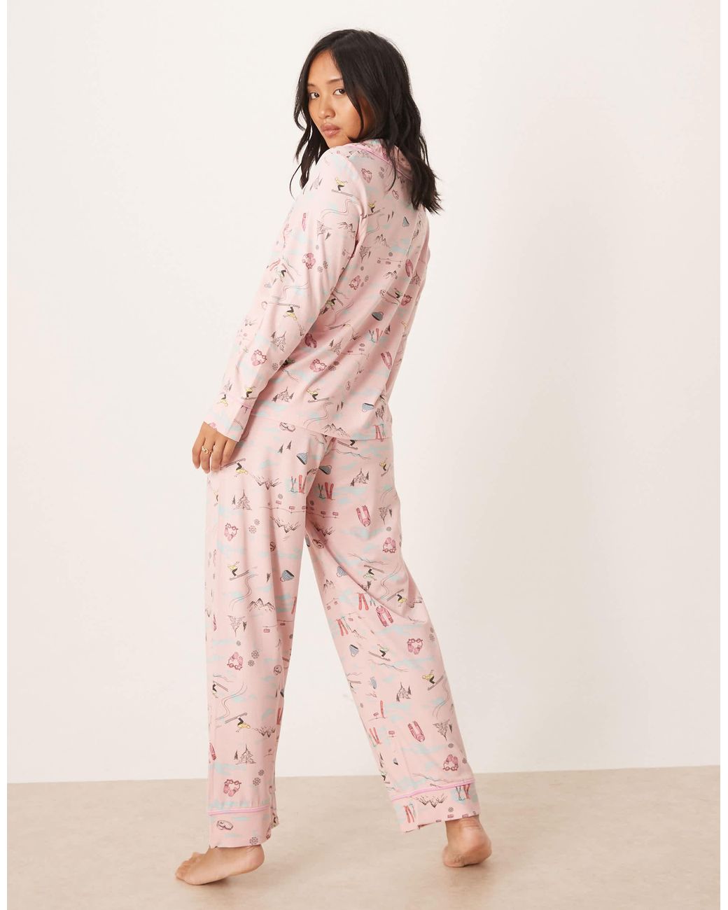 ASOS Pink Asos design petite – superweicher pyjama aus langärmligem hemd und hose mit ski-aufdruck und farblich abgesetzter paspelierung