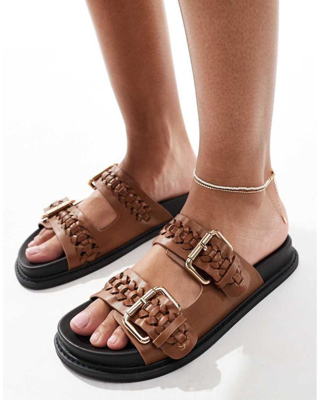 Sandalias Tostadas Planas Con Dos Hebillas De -Marrón de New Look