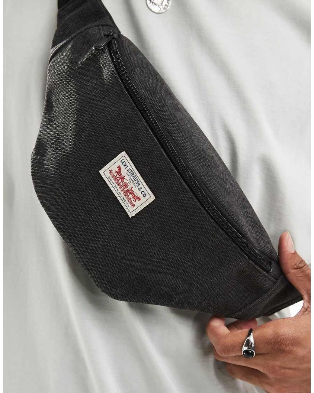Bandolera Gris Carbón Estilo Riñonera Con Etiqueta Del Logo De Levi's de hombre de color Brown