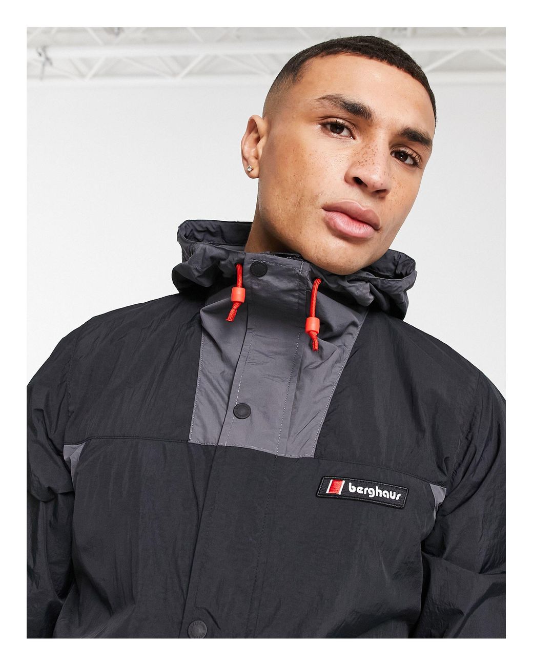 Berghaus U Windbreaker Jacket in Black 