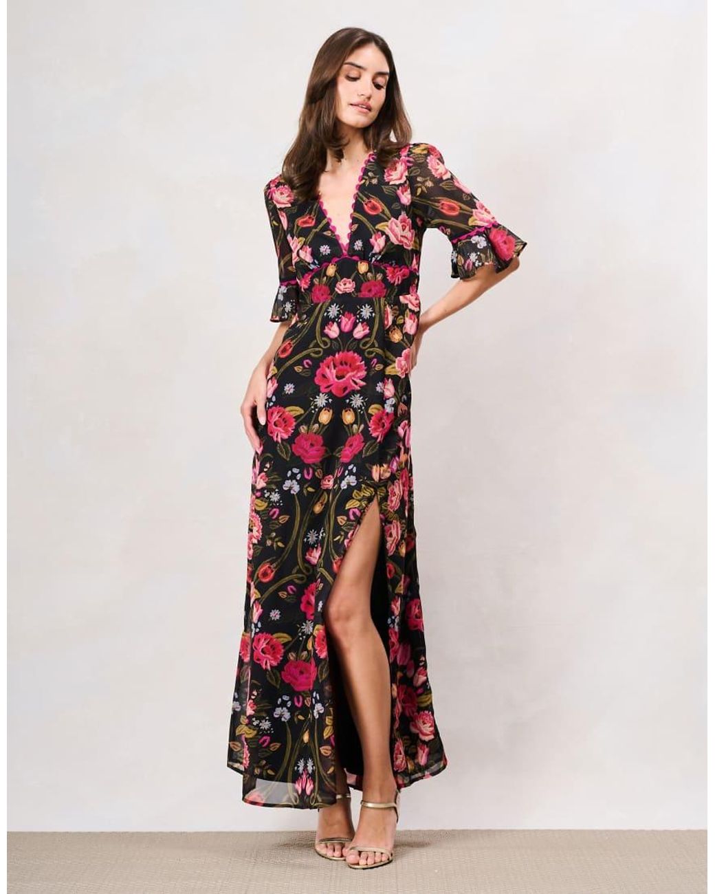 Hope & Ivy White The Kim Frill Sleeve Thigh Split Maxi Dress With Lace Trim