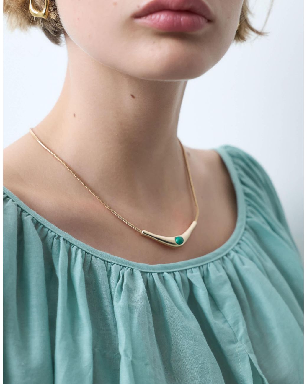 Collier avec pierre verte finition e ASOS en coloris White