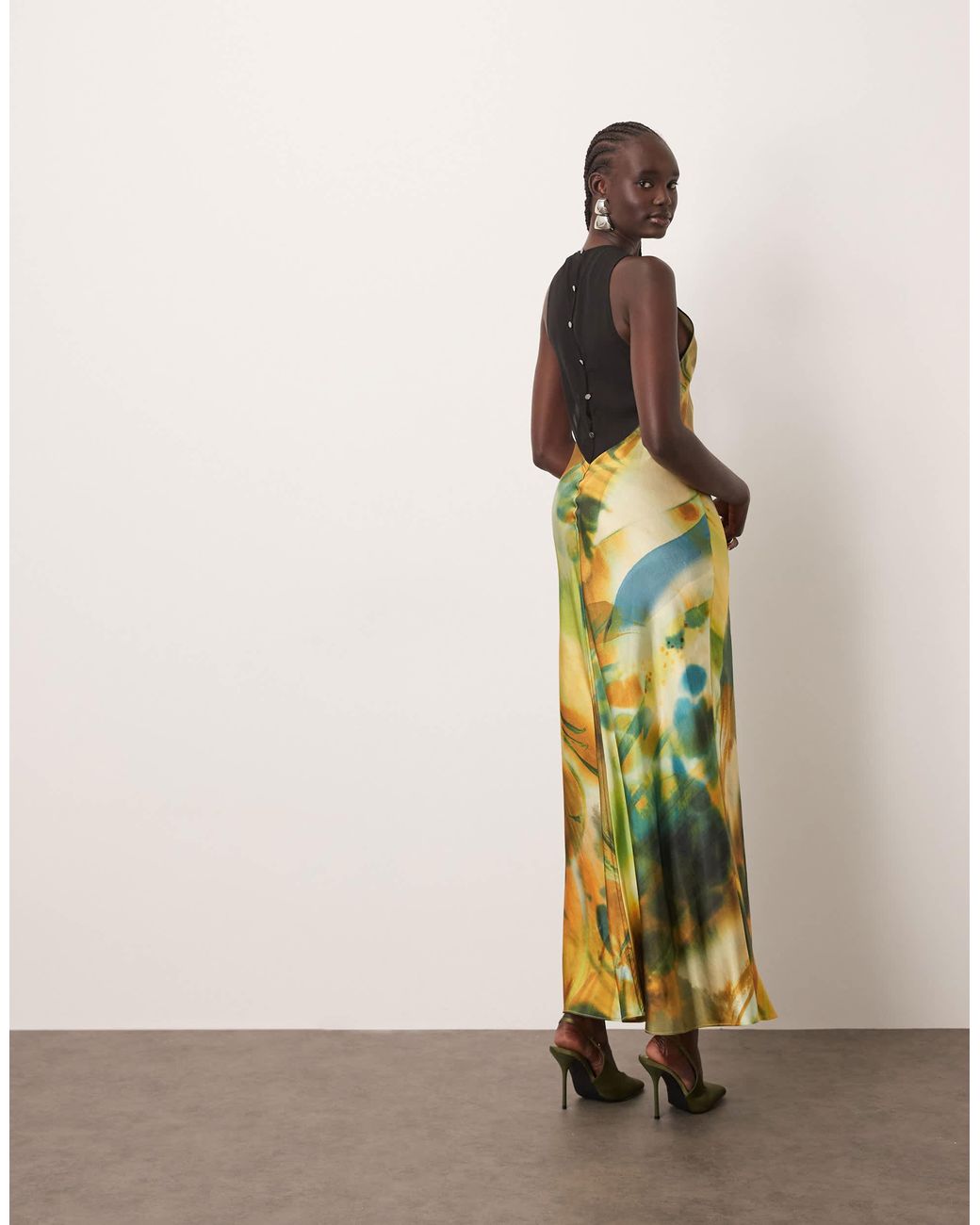 ARRANGE Multicolor – maxikleid im schrägschnitt mit transparenten einsätzen und marmor-print