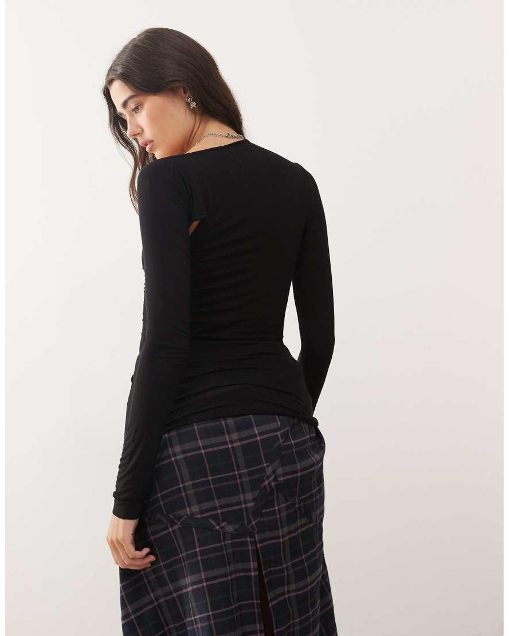 Weekday Superzachte Top Met Lange Mouwen En Asymmetrische Uitsnijding in het Natural