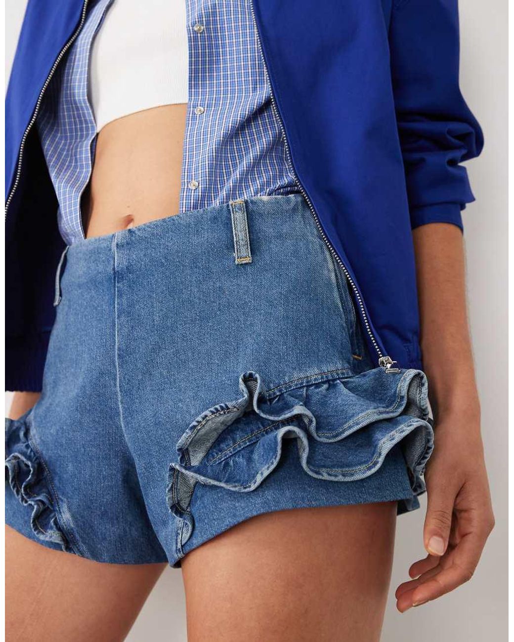 Mango Starring Hailey Bieber in het Blue