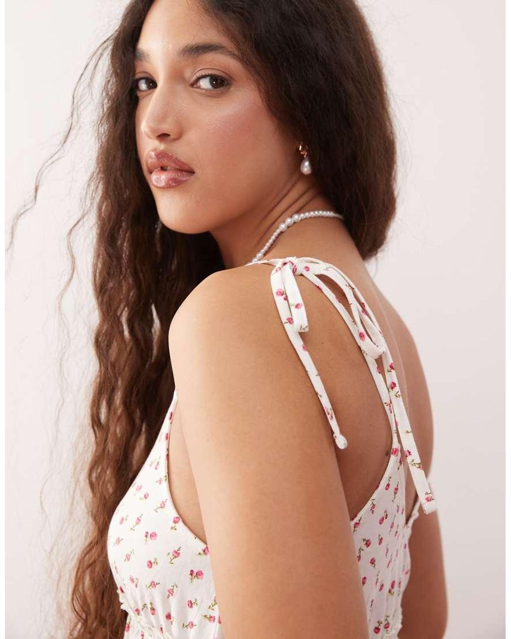 Vestito Corto Stile Grembiule A Balze Con Stampa di Miss Selfridge in Pink