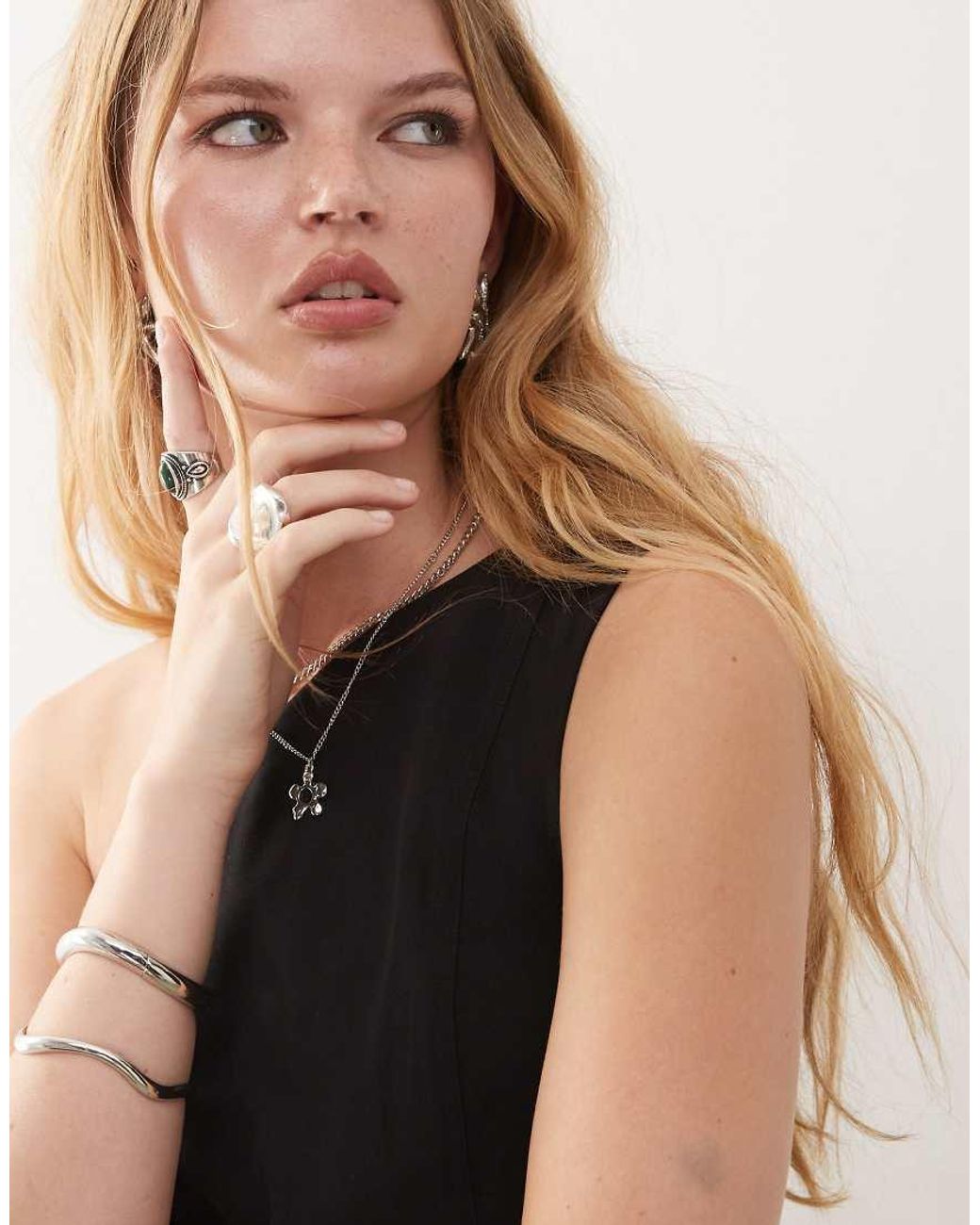 Weekday Asymmetrische Top Met Blote Schouder En Peplum in het Black