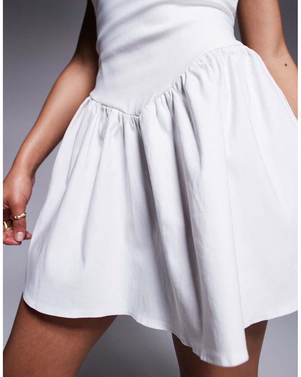 Vestido Corto De Corte Skater Con Escote Cuadrado Y Cintura Baja De Bengalina De Vesper Petite de color Gray