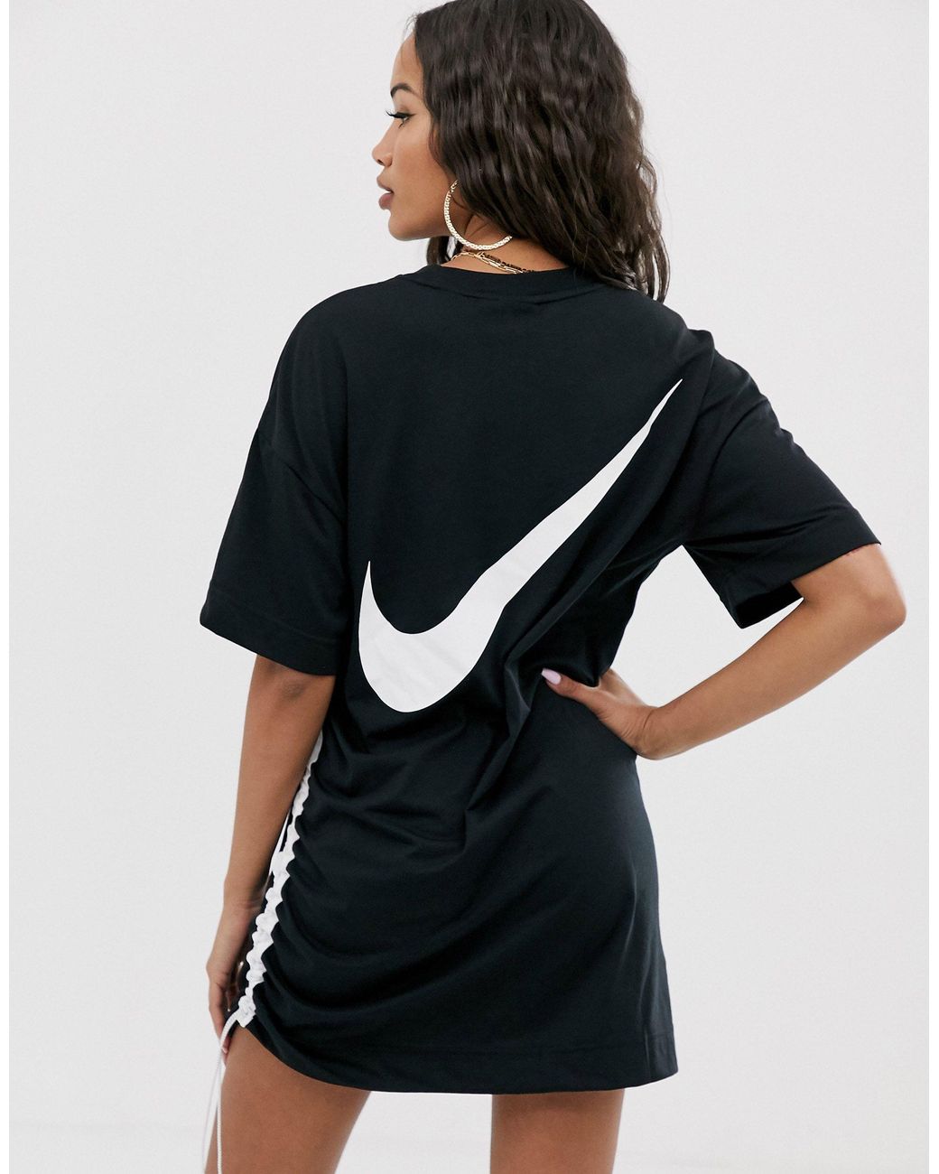 Nike – T-Shirt-Kleid mit gerafften Seiten und Logo in Schwarz | Lyst AT