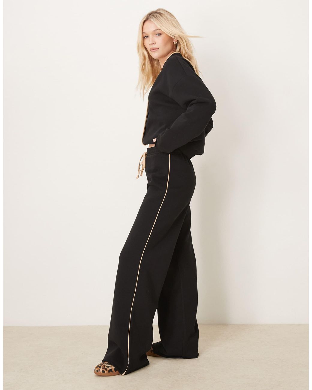 Drawstring Contrast Trim Wide Leg Sweatpants main image 0