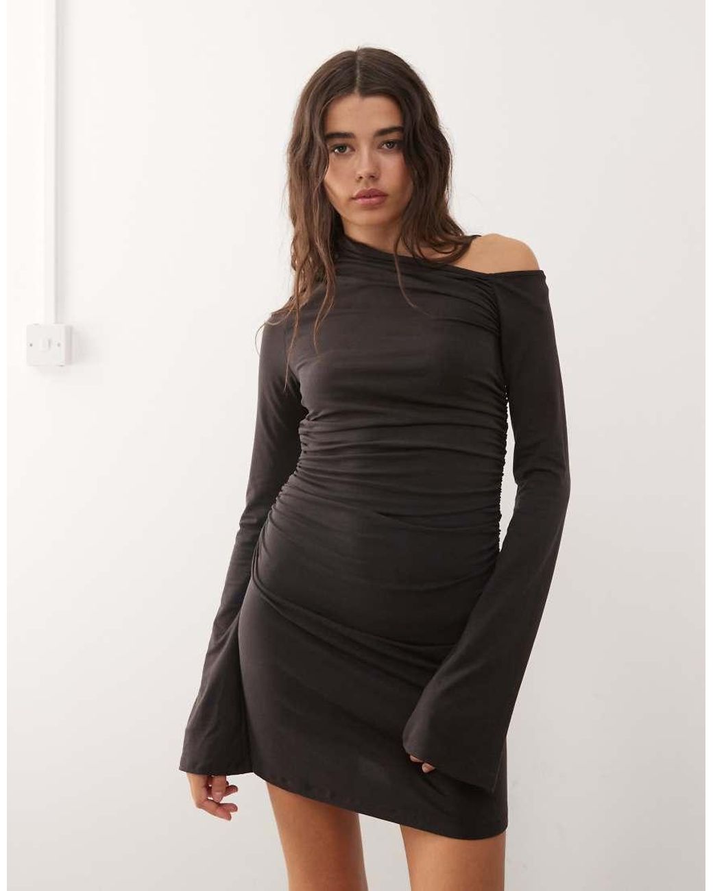 Weekday Mini-Jurk Met Lange Mouwen, Asymmetrische Schouder En Gerimpelde Zijkanten in het Natural