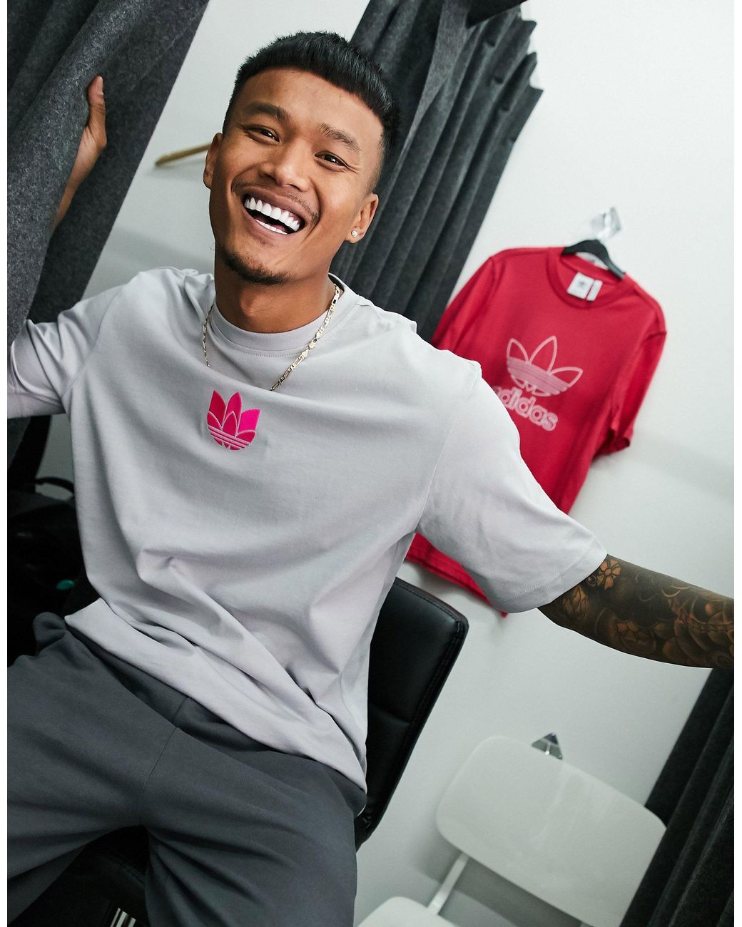 Camiseta gris con logo rosa en 3D del trébol adidas Originals de hombre de  color Gris | Lyst