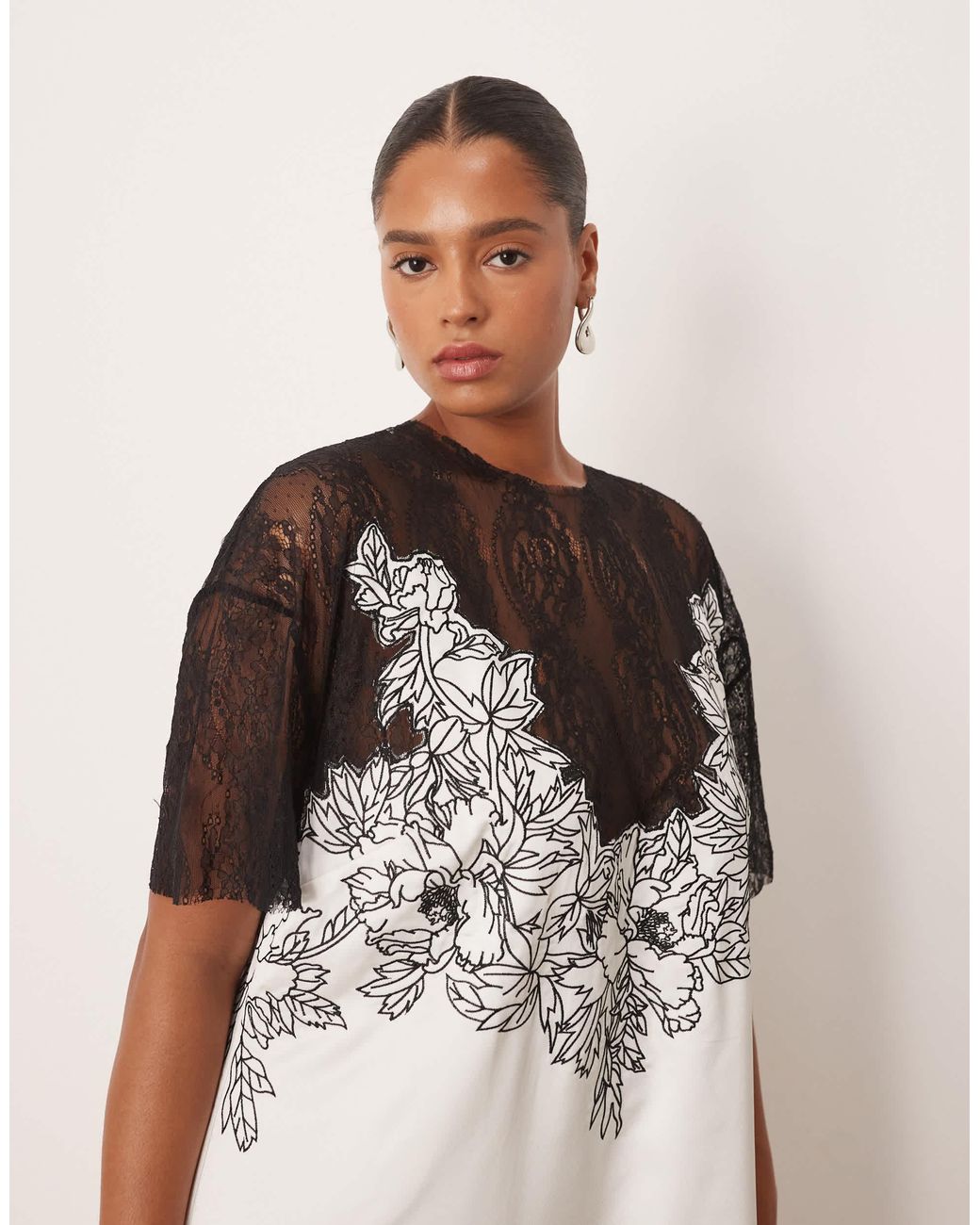 ARRANGE Natural Curve – besticktes midi-säulenkleid aus satin