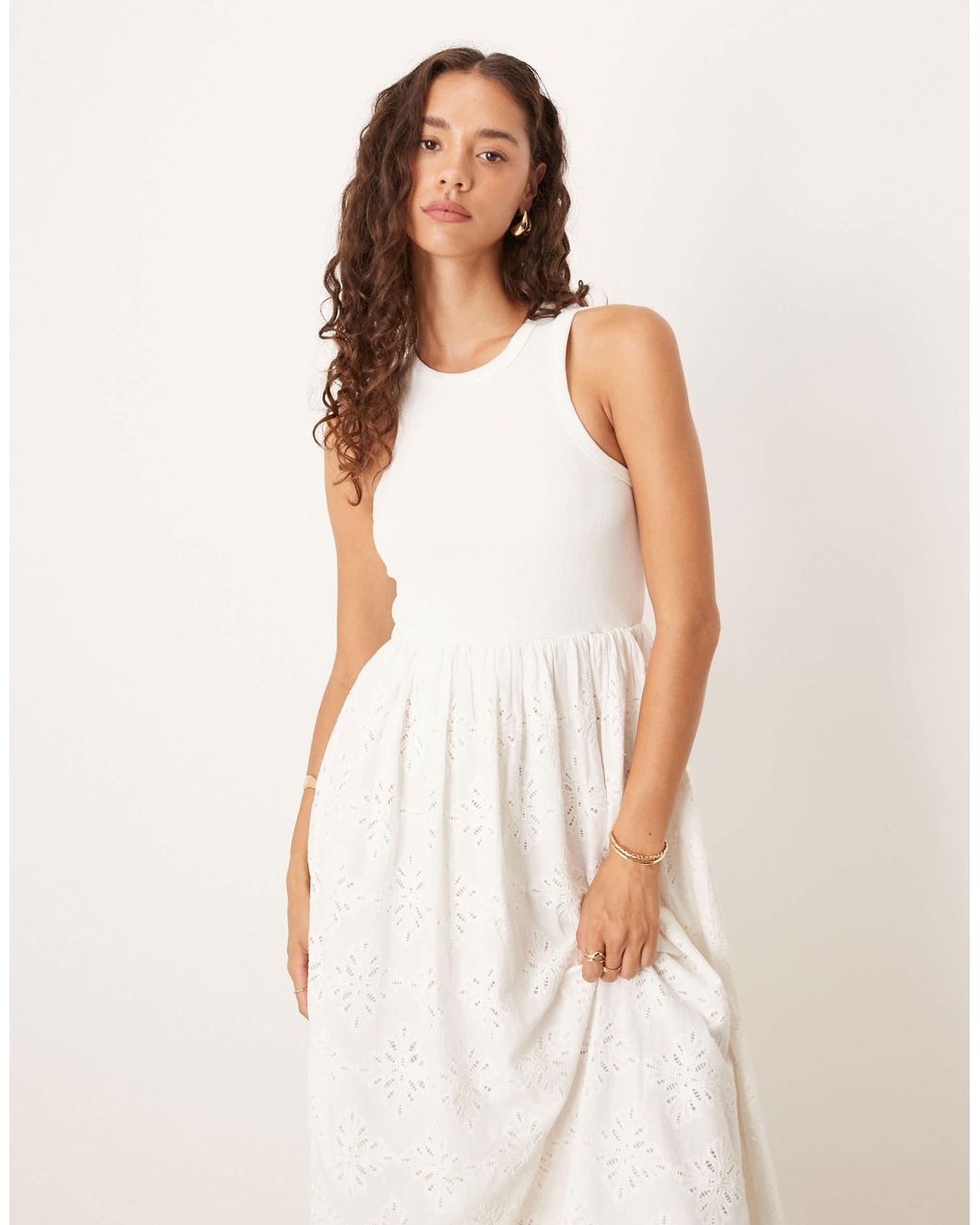 Robe sans manches mi-longue en broderie anglaise Y.A.S en coloris Natural