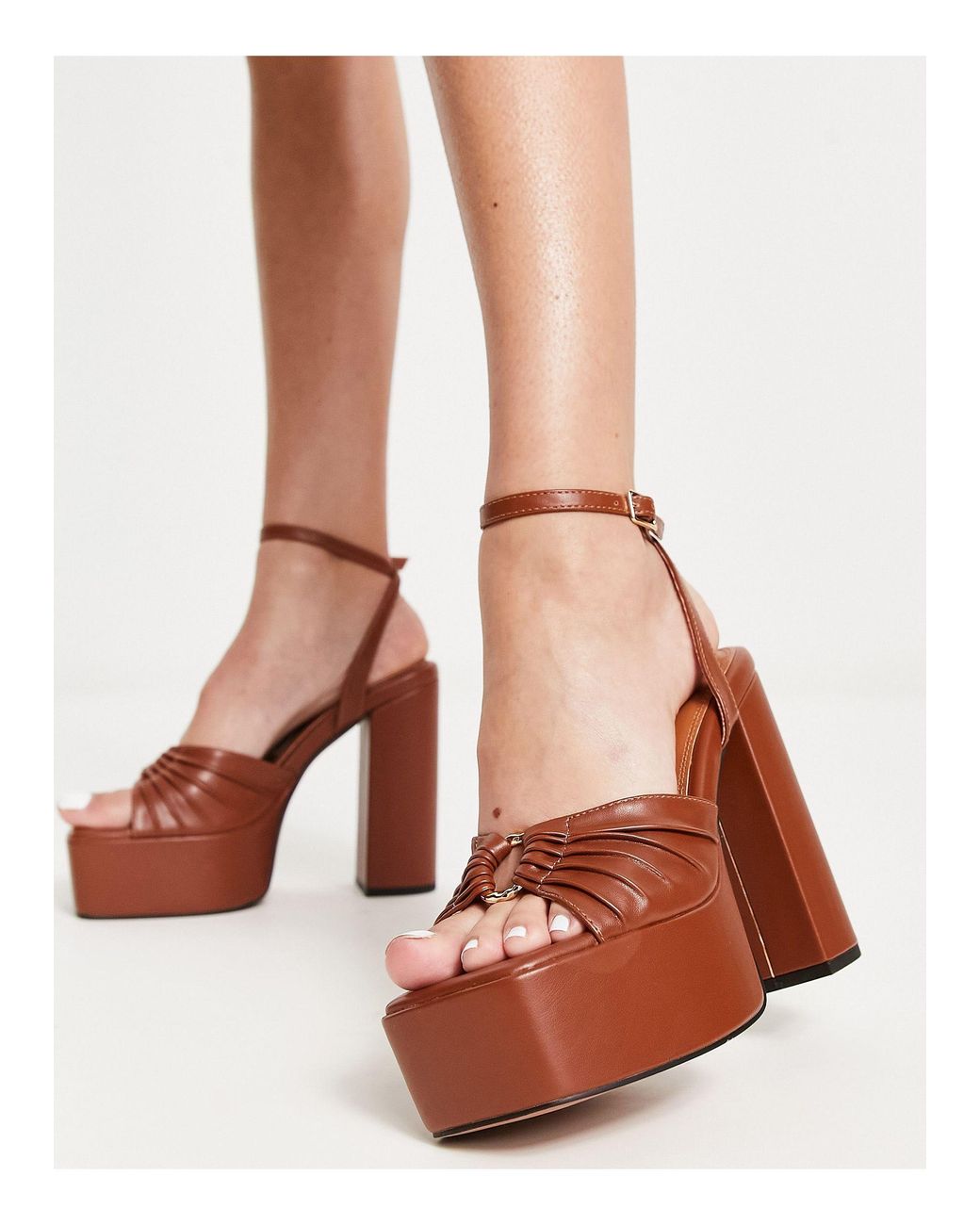 Sandali con tacco clearance cuoio