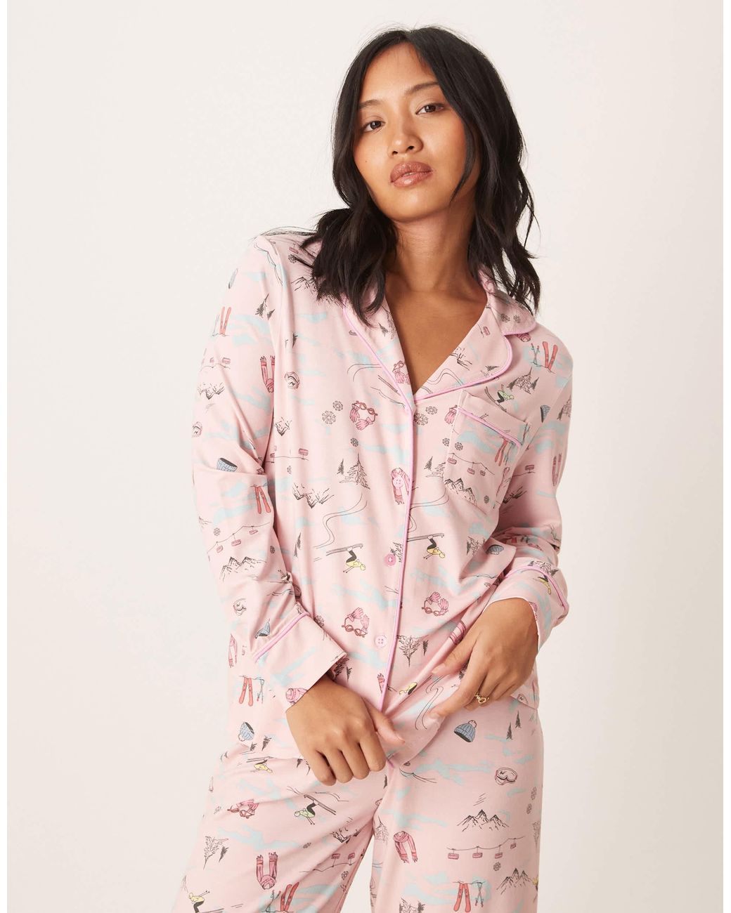 ASOS Pink Asos design petite – superweicher pyjama aus langärmligem hemd und hose mit ski-aufdruck und farblich abgesetzter paspelierung