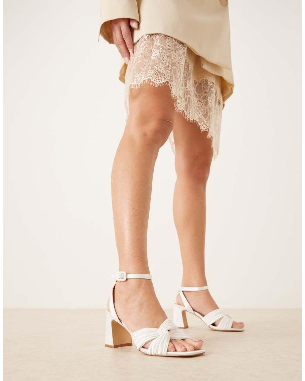 Sandalias De Novia Blanco Marfil Plisadas De Tacón Grueso De Satén Divaa De Be Mine Wide Fit de color Natural