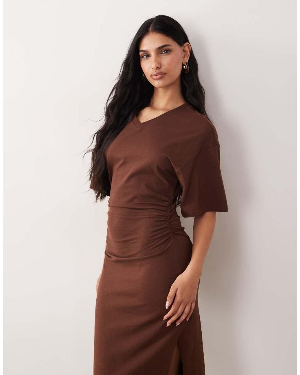 ASOS Gerimpelde Midaxi T-Shirtjurk Met Korte Mouwen, V-Hals En Split in het Brown