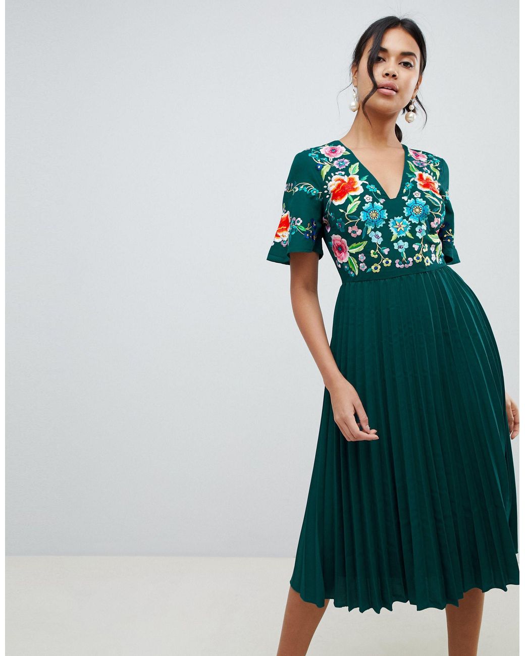 ASOS Geplooide Midi-jurk Met Borduursel in het Groen | Lyst NL