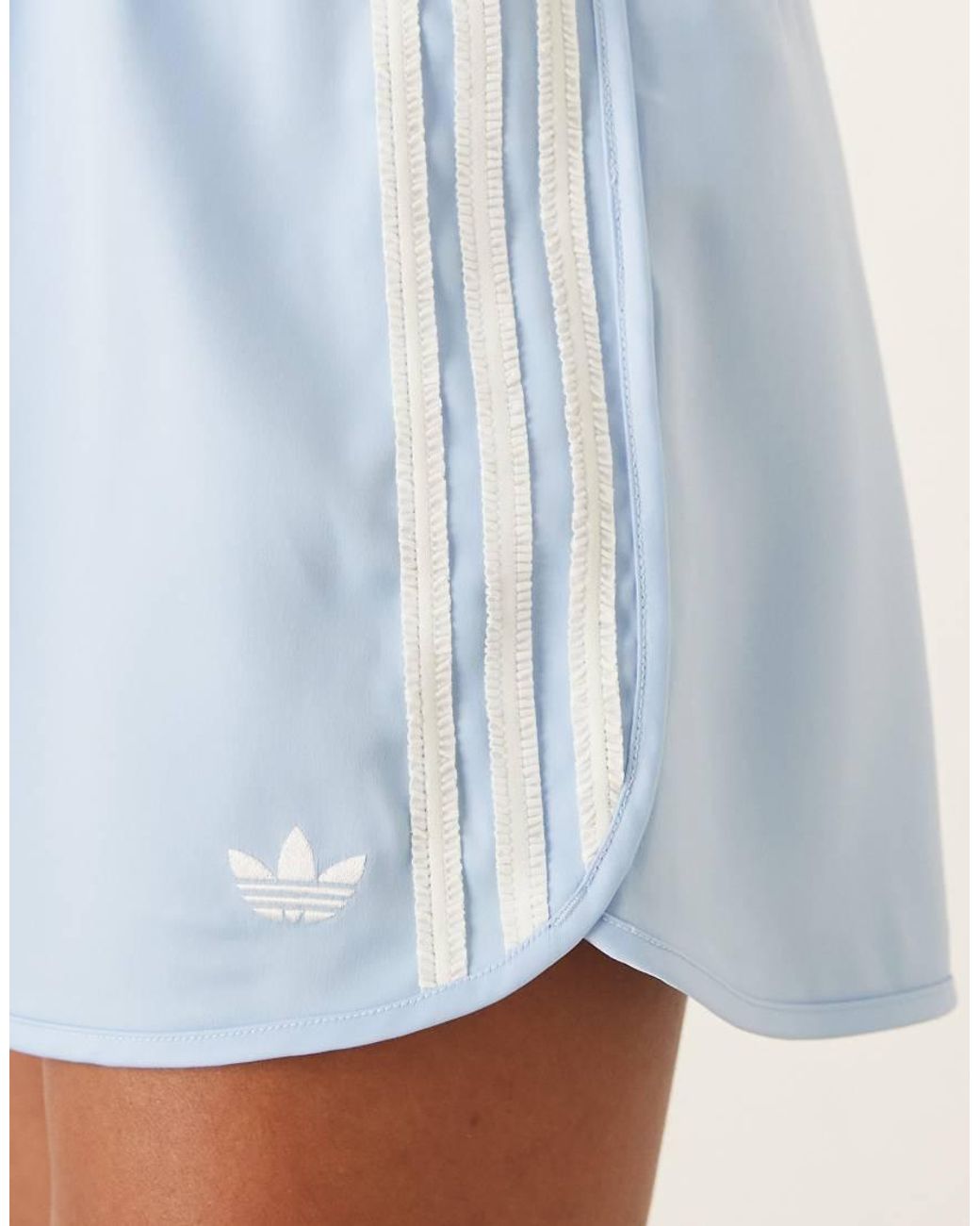 Adidas Originals Renshorts Van Satijn Met Ruches En 3 Strepen in het Blue