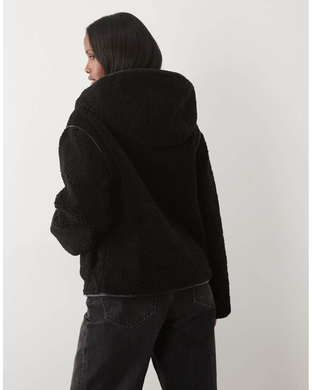 Ramona di Barbour in Black