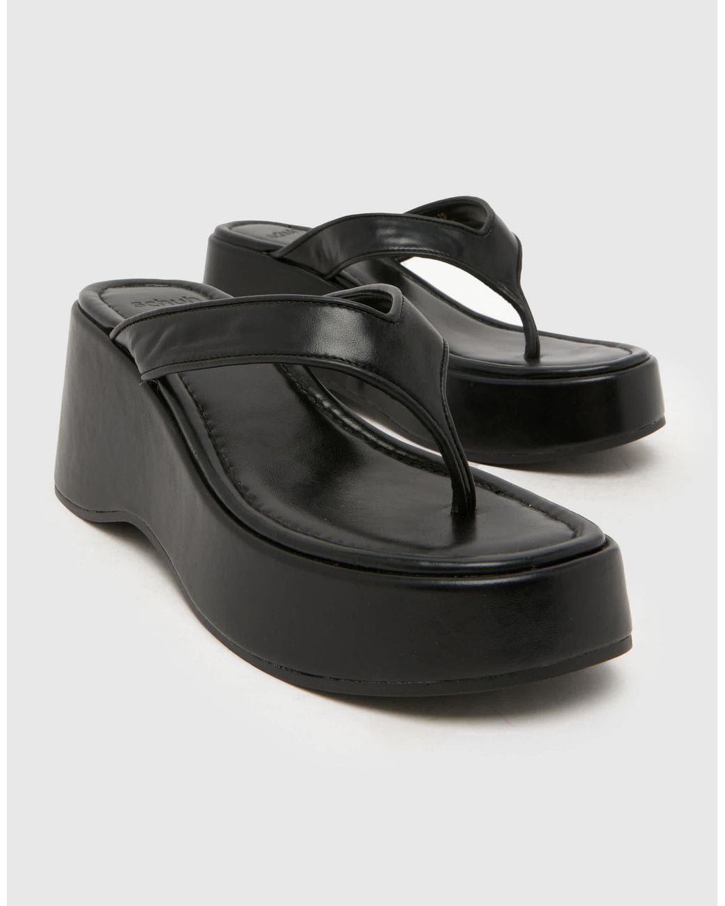 Schuh Black Tonio Flatform Toe Thong Sandal