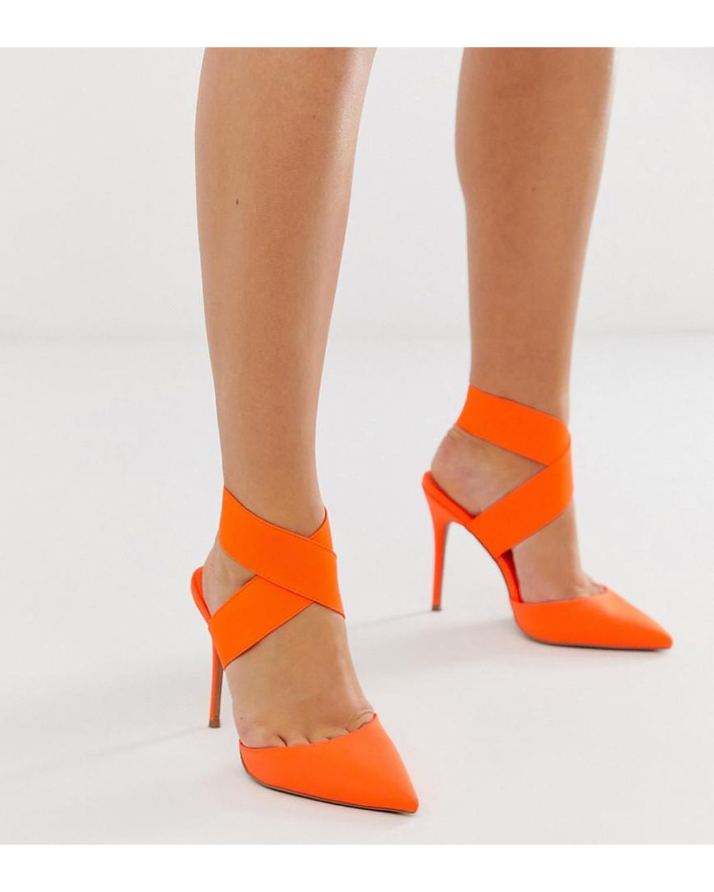 Zapatos de corte ancho con tacón alto y detalle elástico en naranja