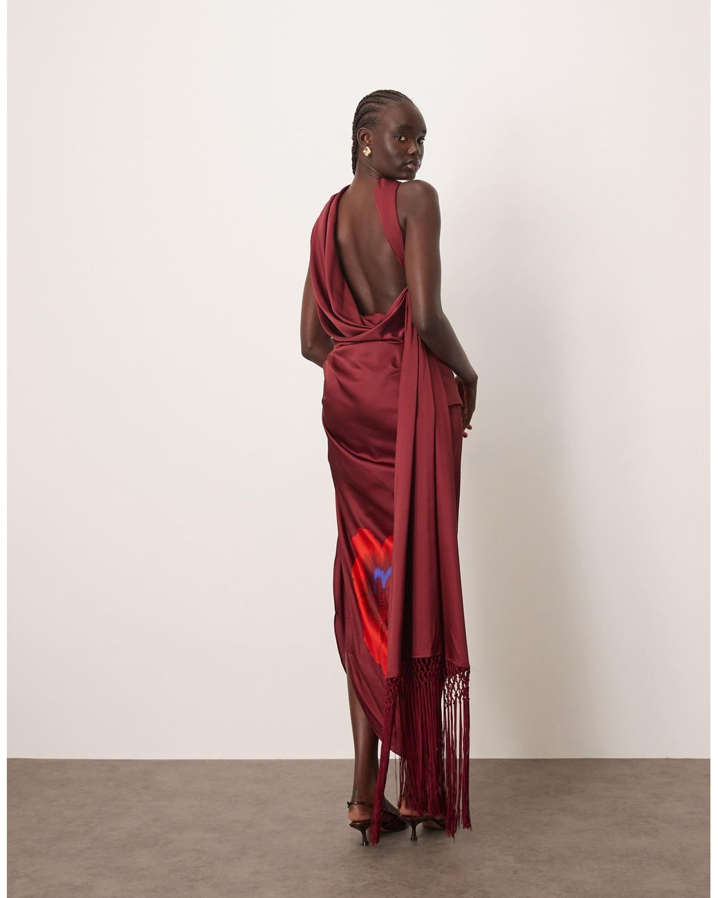 ARRANGE Red – drapiertes midikleid mit großem blumenmuster, schalausschnitt und tiefem rückenausschnitt