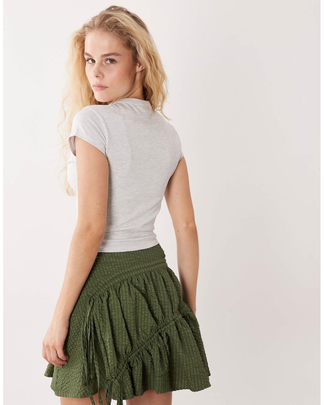 T-shirt effet rétréci à manches courtes avec imprimé voiture style vintage - chiné ASOS en coloris White