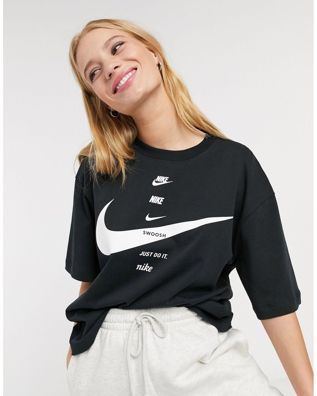 Nike Swoosh Oversized Crop T-shirt in Black | Lyst