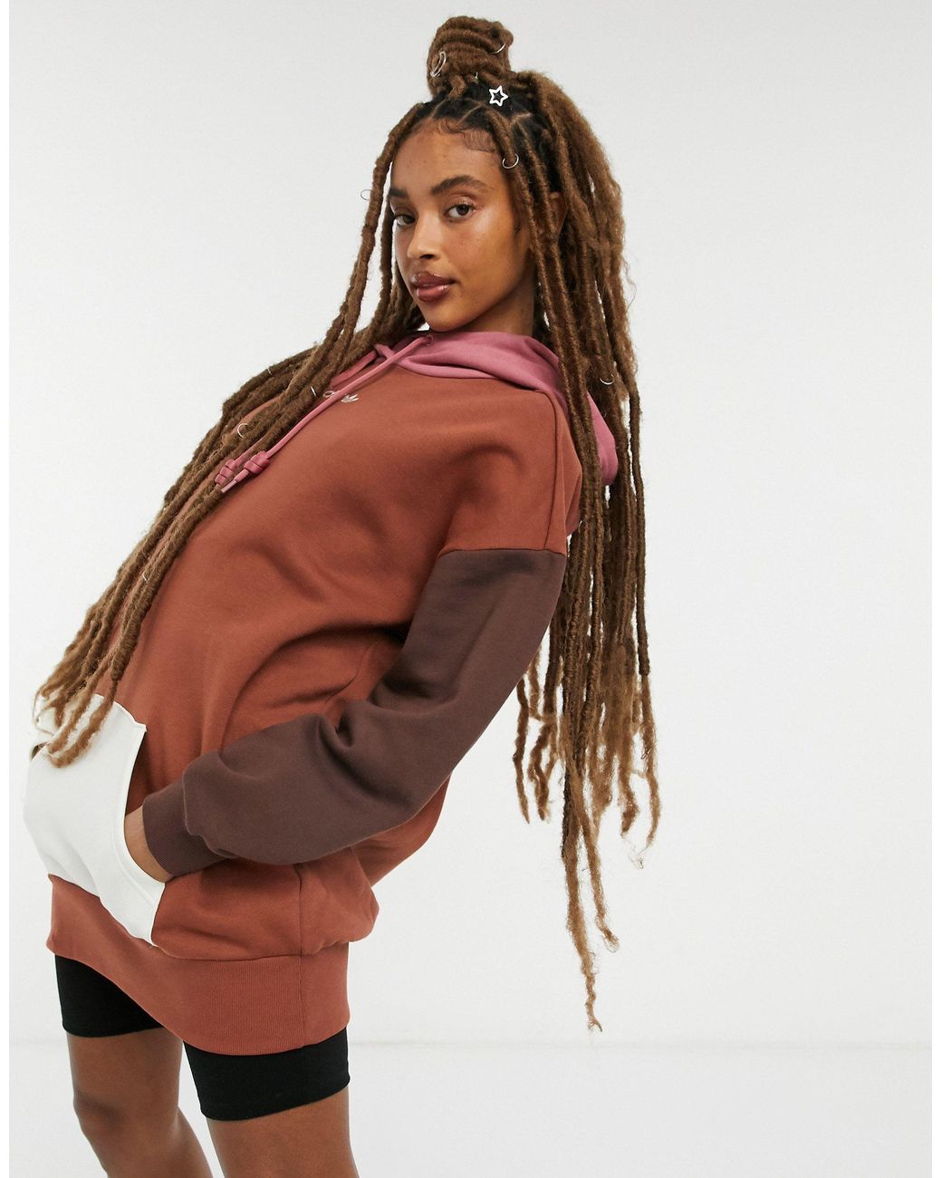 adidas Originals – "cosy comfort" – oversize-kapuzenpullover-kleid aus  fleece mit farbblock-design in Braun | Lyst DE